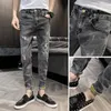 Jeans pour hommes gris Denim coréen petits pieds trous sauvages 2022 printemps été marque décontracté rue adolescents crayon pantalon