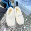 2022 Designer Kvinnor Ull tofflor Plush Triangle Metal P Solid Färg Flip Flop Vinter Varm Original Gummi Non-Slip Bottom Cloudbust Sheep 6