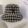 2022 Ny toppdesigner kvinnor breda brim hattar kvinna hattar party casual houndstooth strand semester sunhat ull stickning svartvitt 5626528