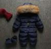 2020冬の新しい赤ちゃん子供の男の子と女の子のワンピースの厚い服のアライグマ犬の毛皮襟ダウンジャケット