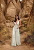 Lace Chiffon Beach Jumpsuit Bröllopsklänningar med avtagbart tåg 2021 Sexig V-Neck Outdoor Country Bohemian Bride Pant Suit