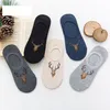 Gratis grootte All-match effen onzichtbare heren sokken lente zomer siliconen antislip katoenen sok slippers mannelijke 5pcs / lot