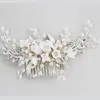 Haarclips Barrettes Crystal en Rhinestone Bridal Comb Ceramic Floral Wedding Headpiece 2021 Handgemaakte accessoires voor bruiden