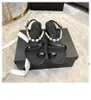 Slippers Designer Chaussures femme Sandales de perles à fond plat 2022 Nouveau mot avec usure d'ouverture extérieure décontractée