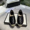 Colorido conjunto de palha de palha casual sapatos casuais sapata de apartamentos de mulher nova em outono e inverno impressão de couro branco preto slip-on flats sola de borracha