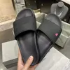 Zapatillas clásicas Zapatos de mujer de lujo de verano Playa Chanclas Zapatillas Diseñador Sandalias de tacón plano Hebilla de metal Zapatillas de cuero Tamaño grande 42