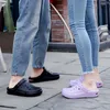 Trendig ta en promenad män kvinnor färgglada grossist tofflor duschrum inomhus sandstrand hål skor mjuka botten sandaler