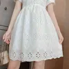 Mode brodé dentelle Robe d'été femmes doux tempérament taille mince col en v blanc manches bouffantes Robe 210520