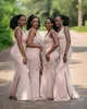 2021アフリカのVネックノースリーブサイドスプリットブライドメイドドレスサテンジッパーバックスイープトレインマーメイド結婚式のゲストドレス