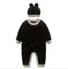 Baby Boys Girls Brand Rompers Письма F Детские Угроки с длинным рукавом с шляпами Осень зима малыш держать теплые трикотажные одни