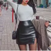 Mini falda de cuero negra Sexy paquete de cintura alta lápiz de cadera Mujeres Fashion PU Faux Split Short Skirt Winter 211120