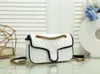 Einfarbige klassische Retro-Umhängetasche für Damen, Handtaschen mit goldenem Kettenriemen, Tragetaschen für Damen, diagonale Span-Tasche, Geldbörsen 443497
