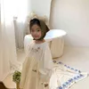 Abito allentato a maniche lunghe con ricami floreali in cotone primaverile per ragazze 1-6 anni abiti casual beige morbidi per bambini 210508