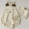 Koreansk stil Gullig björnbroderi Suspenders Bodysuits med hatt för spädbarn Barn Bomull Overaller Jumpsuits 210508