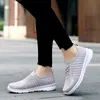 Scarpe da corsa moda casual da donna all'ingrosso sneakers blu nero grigio semplici scarpe da ginnastica giornaliere in mesh femminile da jogging all'aperto da passeggio taglia 36-40