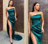 Платья Изумрудно-зеленое вечернее платье русалки 2022 без бретелек с скользящим шлейфом без рукавов и рюшами с высоким разрезом для выпускного вечера Вечернее платье Soiree