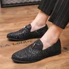 Branco Italiano Glitter Mocassins Mens Sapatos de Lantejoulas Homens Pontilhados Vestido De Tee Sapatos De Casamento Loafer Tênis Formal Sapatos Formal Homens Casual Flat