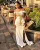 Eleganckie Syrenki Suknie Ślubne Z Złotym 3D Kwiatowy Aplikacja Custom Made Satin Side Slit Plus Size Vestido de Novia Ruffles Beach