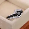 Huitan Special-Interest Black Stone Women Wedding Ring Bländande Kristall Zircon Delikat Presentkvalitet Kvinnlig Klassisk Smycken