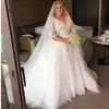 Wunderschöne Brautkleider in Übergröße mit halben Ärmeln, Spitzenapplikation, Perlen, Tüll, Sweep-Zug, maßgeschneidertes Strand-Brautkleid