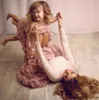 2021 mor och dotter blush rosa blomma tjejer klänningar fyrkantig nacke tulle sashes te längd födelsedagkommunion barn flicka närliggande klänningar med handgjorda blommor