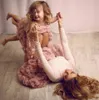 2021 Madre e figlia Blush Pink Flower Girls Abiti Collo quadrato Tulle Telai Lunghezza tè Compleanno Comunione Bambini Ragazza Abiti da spettacolo con fiori fatti a mano