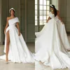 High Split Bröllopsklänningar Big Bow Appliqued 2021 Vit En linje Beach One-Shoulder Bridal Gown Custom Made Ruched Satin Long Robes de Mariée