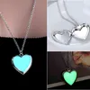 Collana che si illumina al buio per donna Medaglione con foto vintage Fluorescenza Collana a cuore con ciondolo Gioielli con ciondoli galleggianti Regali G1206