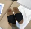 2021 Mais novo Branded Luxury Designer Sandálias Slipper Cross Woven Chinelos Romanos Sapatos Imprimir Slide Slide Verão Amplo Plano Lista de Lona Latícula Tecido De Couro Ao Ar Livre Sola