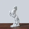 Modelo de escultura de resina de cavalos Home Office Bar War Horse Faith estátua artesanato ornamentos Animal Origami Modern Art Decoration Presente H1102