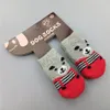 4pcs warme Welpenhundbekleidung Schuhe weiche Haustier Strick Socken Süßes Cartoon Anti Slip -Skid -Socken für kleine Hunde atmungsaktive Haustiere Produkte 20220110 Q2