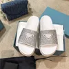 Sommar fashionabla est kvinnliga designers lägenheter tofflor glider sandaler som lyser diamantbockad övre triangel strand bröllop fest flip flops skor