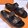 Designer lederen slippers damessandalen BOM DIA FLAT MULE 1A3R5M Cool Moeiteloos stijlvolle dia's 2 bandjes met aangepaste gouden gespen Dames zomerslipper