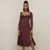 Isarose Wino Czerwony Casual Sukienka Niski Cut Długie Rękawy Wiosna Jesień Satynowy Jedwab Kwadratowy Kołnierz Dress High Slit Seksowna Streetwear 210422