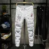 Moda Na moda Bordado Cartas Homens Colégio Meninos Skinny Runway Zipper Calças Denim Destruído Jeans Rasgado Branco 210723