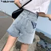 shorts strappati in jeans.
