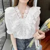 Koreansk V-Neck Lace Blus Sommar Mode Korta Ärmar Ruffle Stitching Loose Women Tops Casual Sweet Crochet Shirt 14236 210527