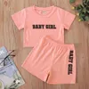 Bambini estivi Set manica corta O Collo T-shirt rosa Lettera laterale Fasce elastiche Pantaloncini Carino 2 pezzi Vestiti per ragazza 1-8T 210629