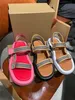 2022 arrivée femme été marque sandales dames populaire couleur mélangée plat sandales de plage avec boîte à chaussures