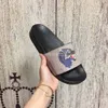 2022 Nya Kvinnor Män Slides Sommar Slippers Strand Inomhus Platt Sandaler Tofflor Hus Flip Flops med Spike Sandal Top Quality Luxury Loafers Dgdshawetg