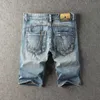 Summer Street Style Moda uomo Jeans Retro toppe ricamate azzurre Pantaloncini di jeans strappati firmati Hip Hop Short 05M8