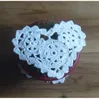 Commercio all'ingrosso 100% cotone fatto a mano a forma di cuore all'uncinetto centrino di pizzo stuoia della tazza stuoia del vaso, personalizzazione della tovaglietta sottobicchiere da 10 cm