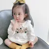 Koreaans geboren zomer baby meisjes romper baby borduurwerk witte bodysuits peter pan kraag katoenen kleding kleding 210615