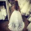 Neue süße Juwelenhals Blumenmädchen Kleider für Hochzeitshülsen ohne Spitze applizierte hintere Bogen Sweep Länge