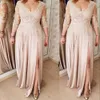 2021 Sexy Champagne Moeder van de Bruid Jurken Side Split V-hals Avondjurk Drie Kwart Mouwen Kant Applicaties Illusie Chiffon Plus Size Prom Partyjurken