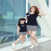 Anne ve Me Elbise Aile Moda Yaz Set Giysileri Anne Kızı Şerit Spor Etek Eşleştirme Outfi 210724