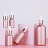 botellas de cosméticos de color rosa