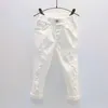 Baby Boy Białe Spodnie Jeansowe Wiosna Jesień Dziecięce Podarte Spodnie Dziecięce Złamane Spodnie Stałe Maluch Legginsy 2-7 Lat 210927