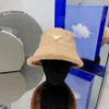 Sombrero de cubo de diseñador Gorros cálidos a prueba de viento de invierno Algodón de moda con sombreros de lana de cordero para hombre mujer 3 colores 6306227