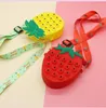 Stawberry push bubbla axel handväska handväska modekoppling tote väska lyx barn mjuk silikon mini tecknad crossbody purses xmas gåva